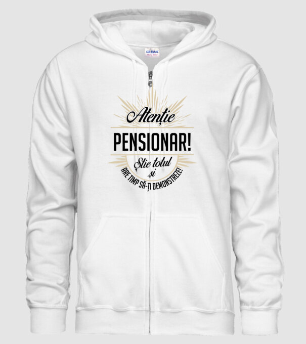 Atenție pensionar! Știe totul și are timp să-ți demonstreze! model alb pe tricou