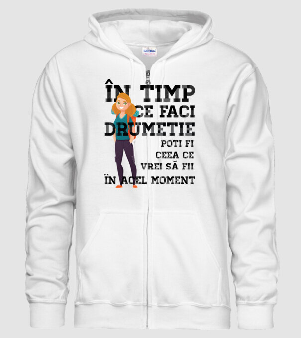 în timp ce faci drumeție poți fi ceea ce vrei să fii - în acel moment model alb pe tricou