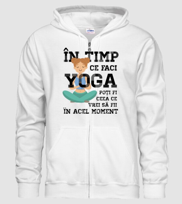 în timp ce faci yoga poți fi ceea ce vrei să fii - în acel moment model alb pe tricou