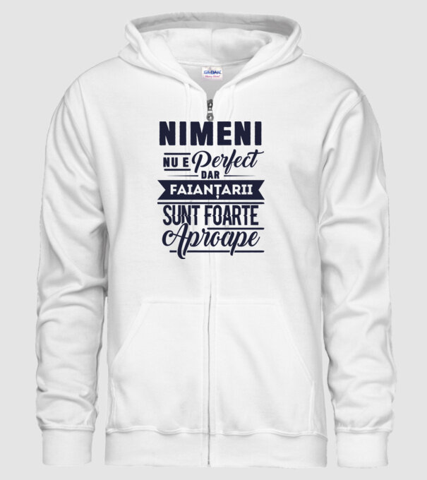 Nimeni nu e perfect, dar faianțarii sunt foarte aproape model alb pe tricou