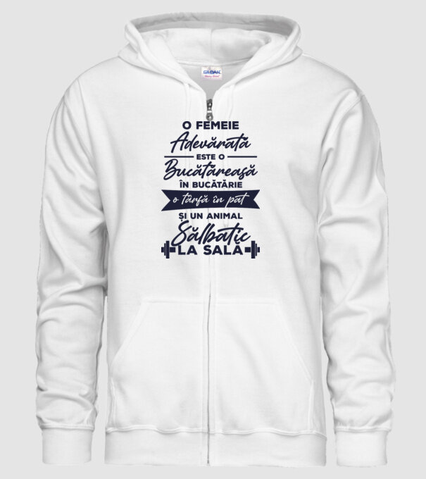 o femeie adevărată este o bucătăreasă în bucătărie, o târfă în pat și un animal sălbatic la sală model alb pe tricou
