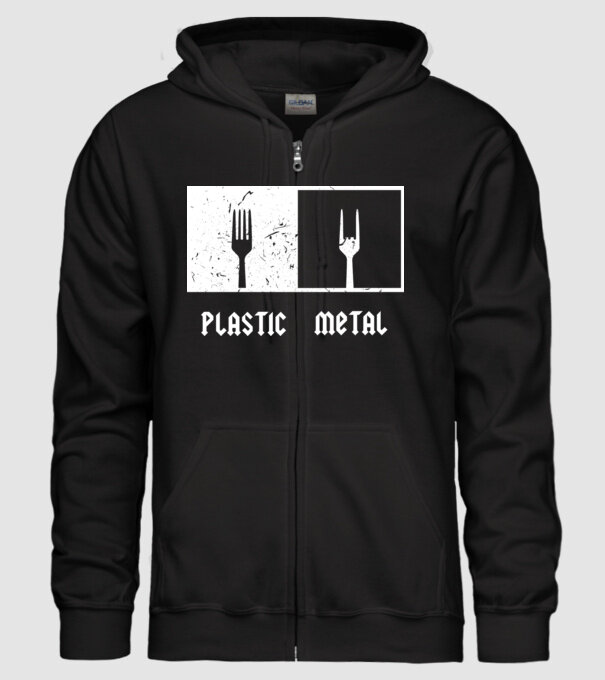 Plastic vs metal model negru pe tricou