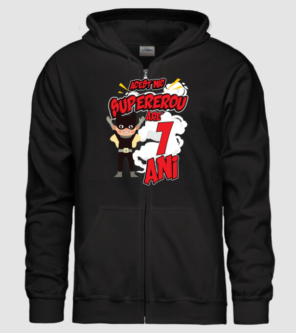 Acest mic supererou are 1 an model negru pe tricou