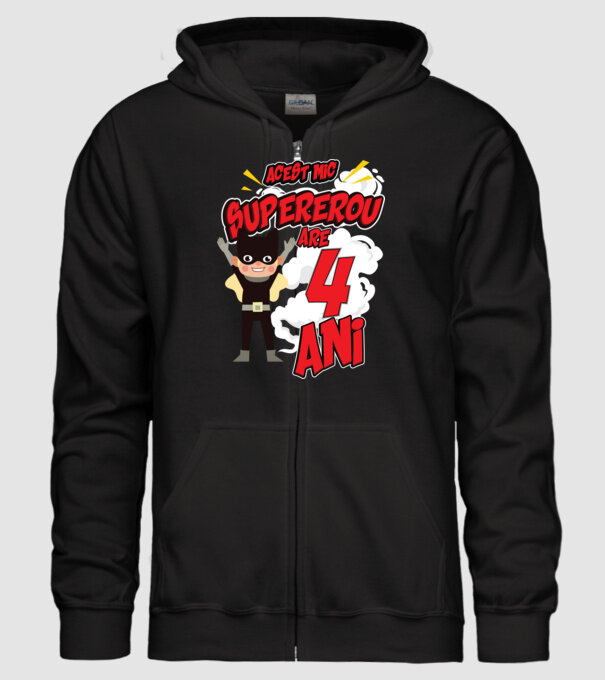 Acest mic supererou are 4 ani model negru pe tricou