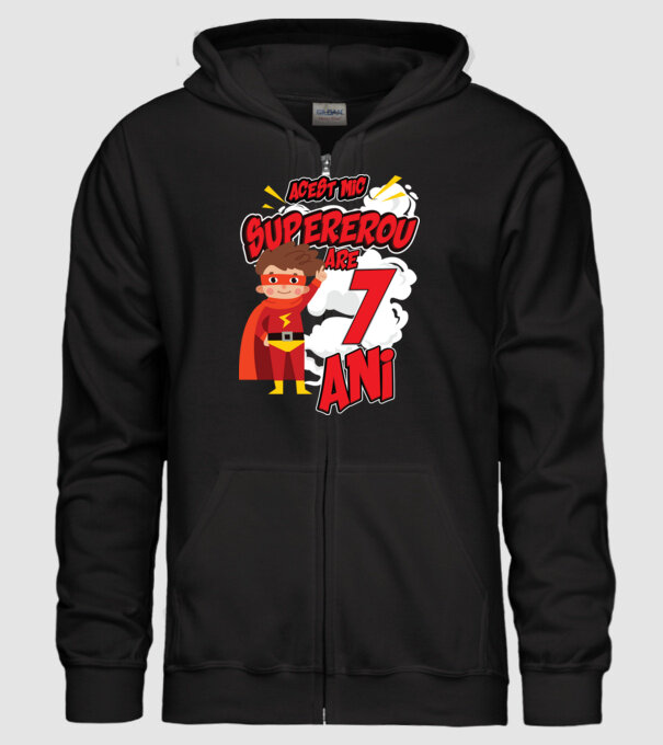 Acest mic supererou are 7 ani model negru pe tricou