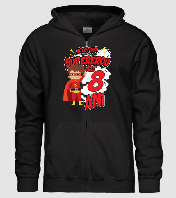 Acest mic supererou are 8 ani model negru pe tricou