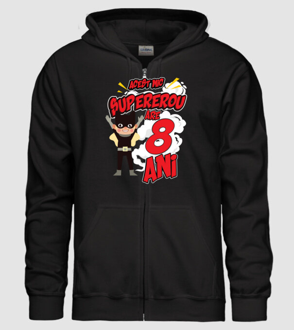 Acest mic supererou are 8 ani model negru pe tricou