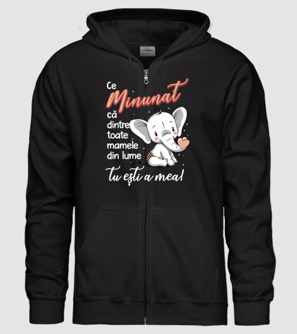 Ce minunat că dintre toate mamele din lume, tu ești a mea! model negru pe tricou