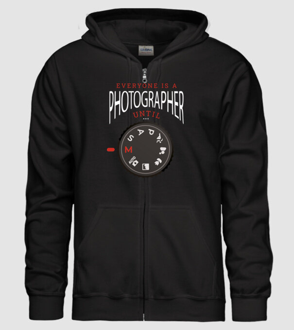 Everyone is a photographer until model negru pe tricou