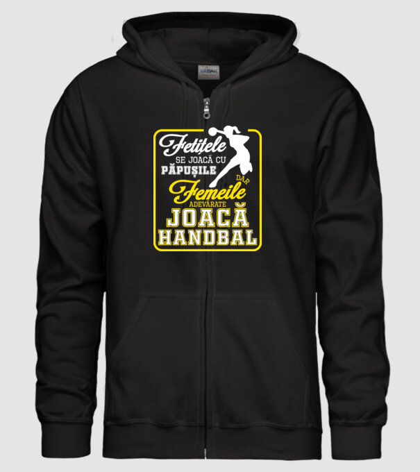 fetițele se joacă cu păpușile, dar femeile adevărate joacă handbal model negru pe tricou