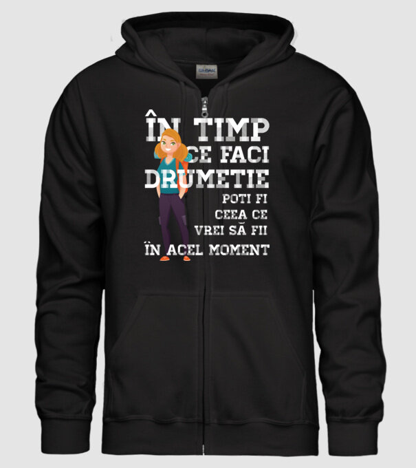 în timp ce faci drumeție poți fi ceea ce vrei să fii - în acel moment model negru pe tricou