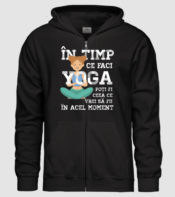în timp ce faci yoga poți fi ceea ce vrei să fii - în acel moment model negru pe tricou