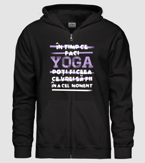 în timp ce faci yoga poți fi ceea ce vrei să fii - în acel moment model negru pe tricou