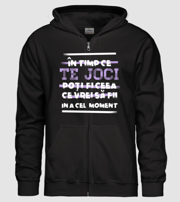 în timp ce te joci poți fi ceea ce vrei să fii - în acel moment model negru pe tricou