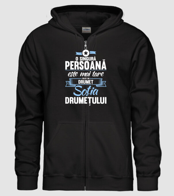 numai o persoană este mai tare decât un amator de drumeții, soția amatorului de drumeții model negru pe tricou