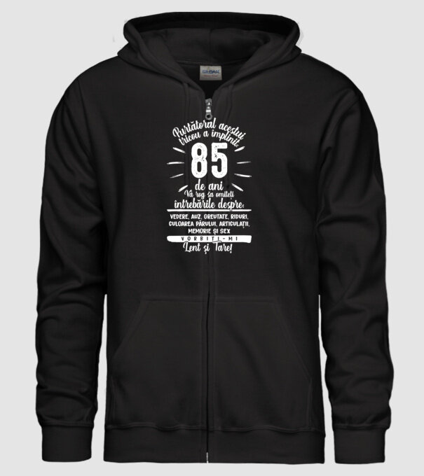 Purtătorul acestui tricou a împlinit: 85 de ani model negru pe tricou