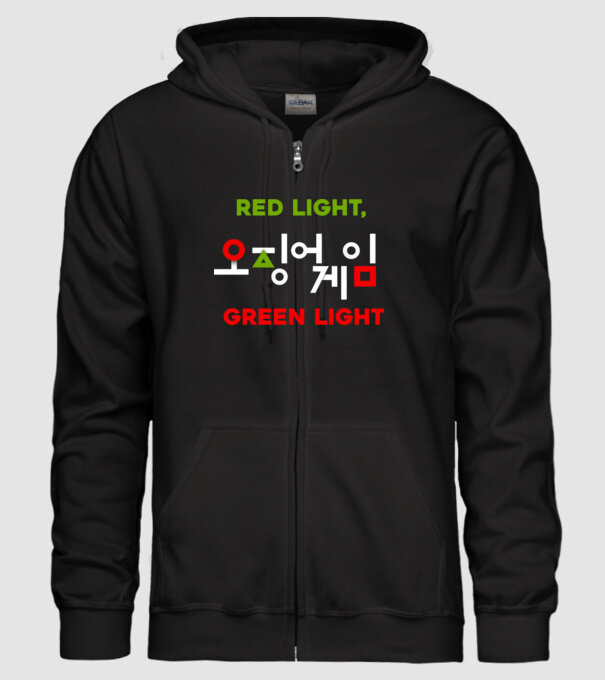 red light green light model negru pe tricou