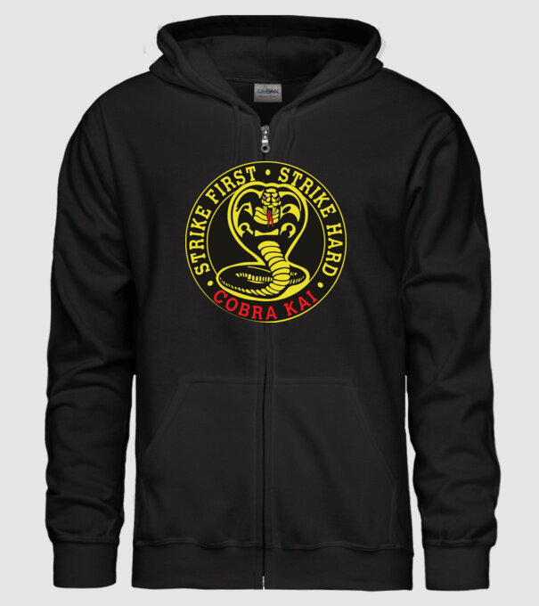 Strike first strike hard logo model negru pe tricou
