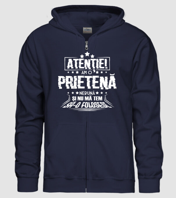 Atenție! Am o prietenă nebună și nu mă tem s-o folosesc. model albastru închis pe tricou