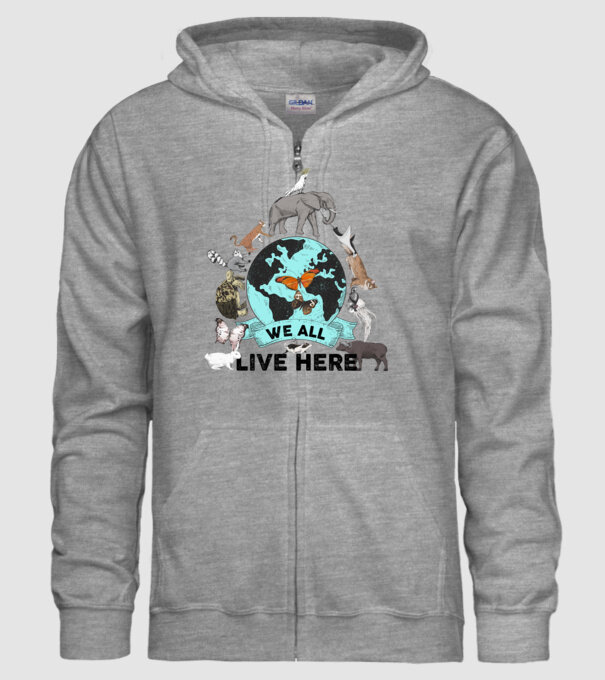 We all live here model gri pe tricou