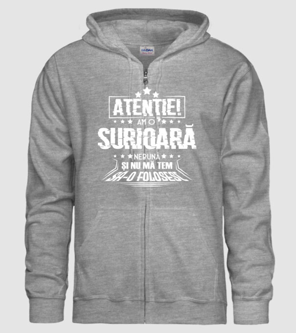 Atenție! Am o surioară nebună și nu mă tem să o folosesc. model gri pe tricou