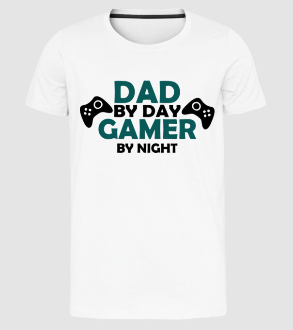 Dad by day gamer by night model alb pe tricou