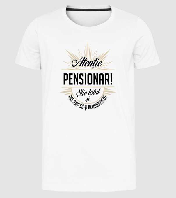 Atenție pensionar! Știe totul și are timp să-ți demonstreze! model alb pe tricou