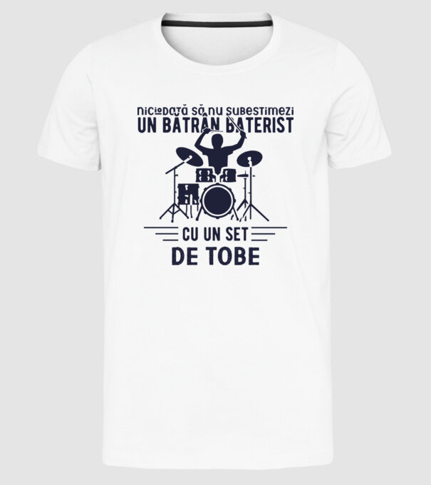 niciodată să nu subestimezi un bătrân baterist cu un set de tobe model alb pe tricou