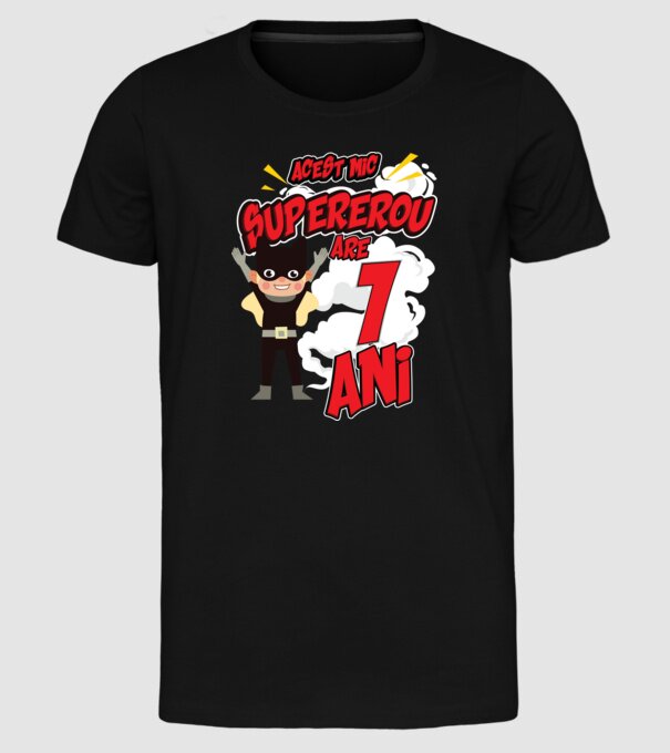 Acest mic supererou are 1 an model negru pe tricou