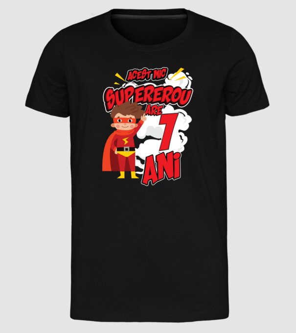 Acest mic supererou are 1 an model negru pe tricou