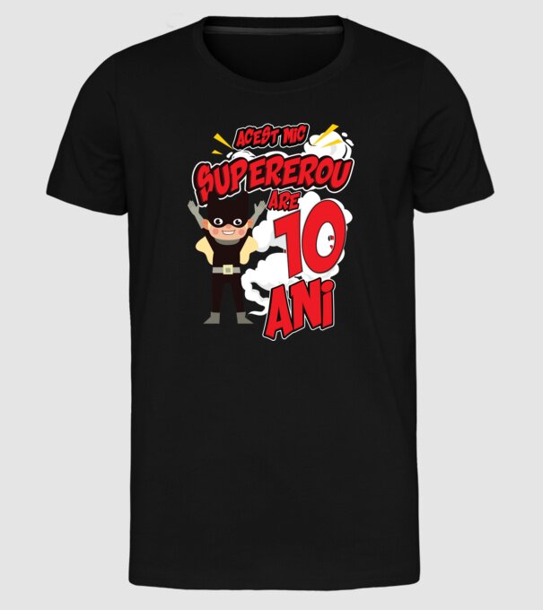 Acest mic supererou are 10 ani model negru pe tricou