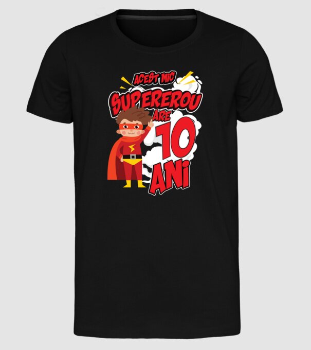 Acest mic supererou are 10 ani model negru pe tricou