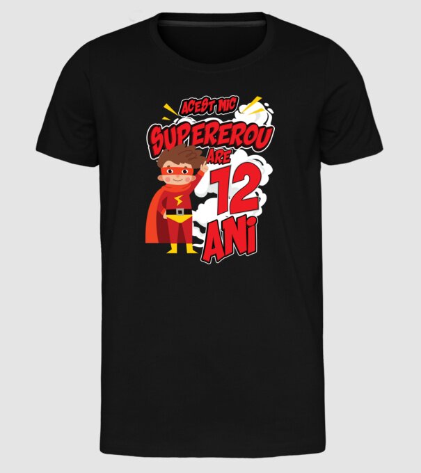 Acest mic supererou are 12 ani model negru pe tricou