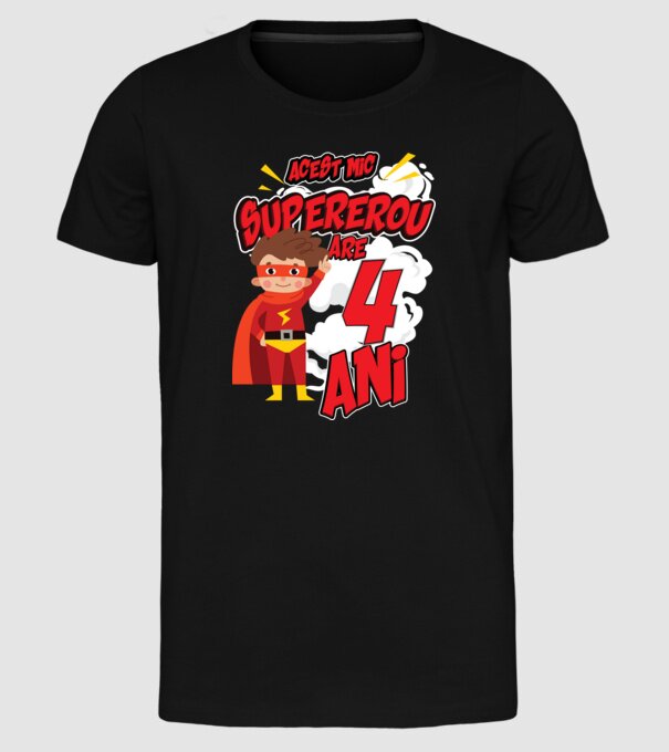 Acest mic supererou are 4 ani model negru pe tricou