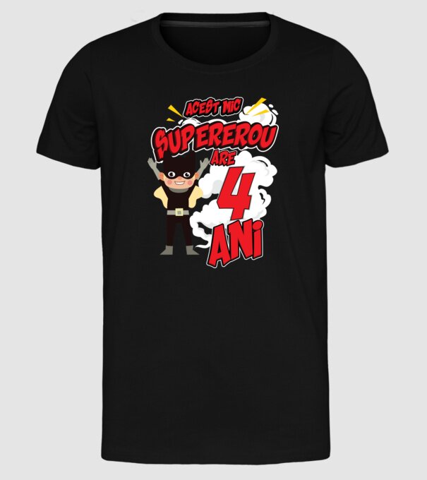 Acest mic supererou are 4 ani model negru pe tricou