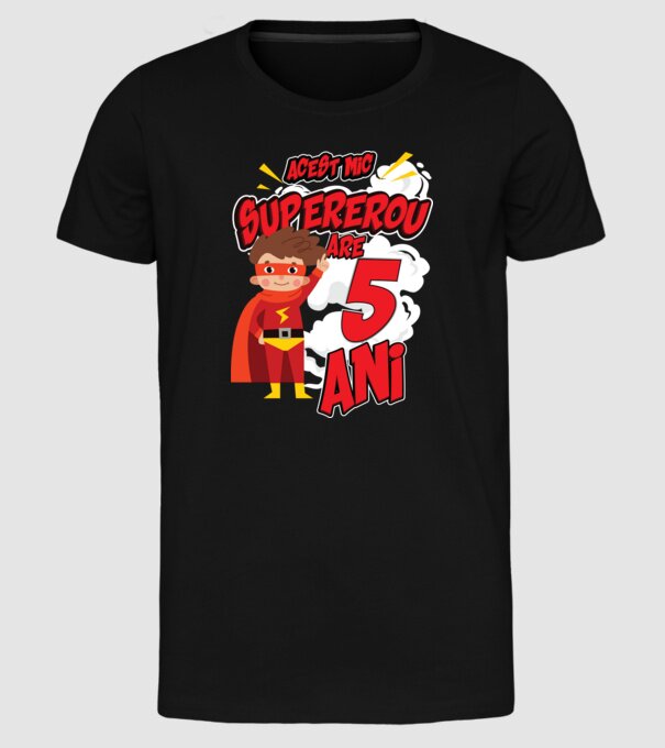 Acest mic supererou are 5 ani model negru pe tricou