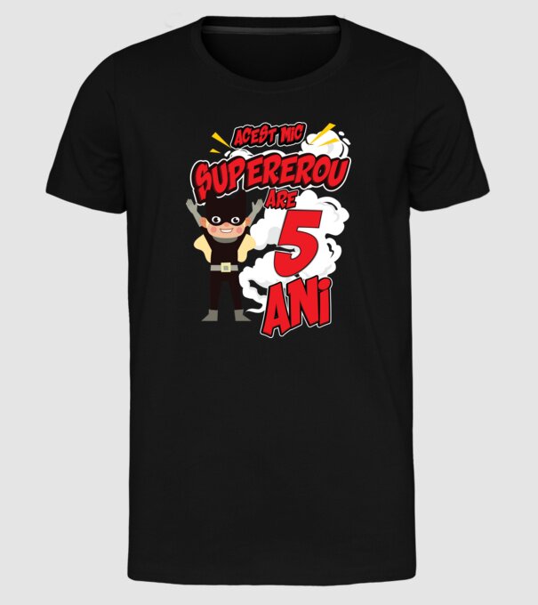 Acest mic supererou are 5 ani model negru pe tricou