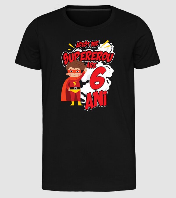 Acest mic supererou are 6 ani model negru pe tricou