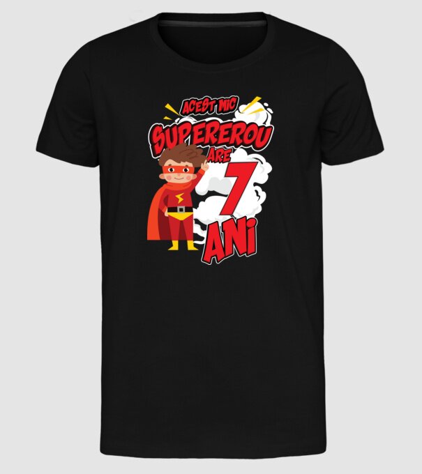 Acest mic supererou are 7 ani model negru pe tricou