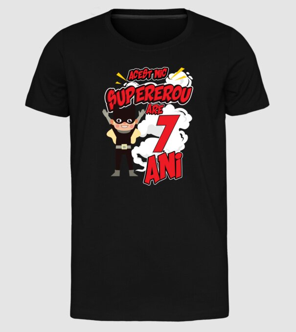 Acest mic supererou are 7 ani model negru pe tricou