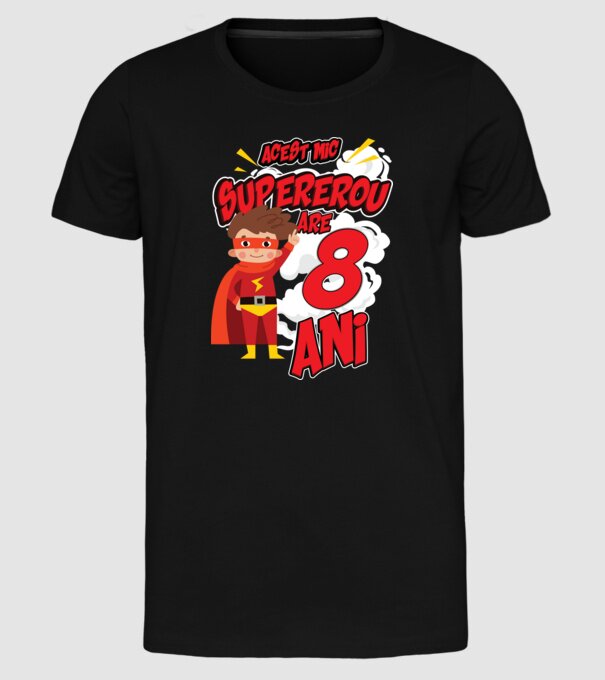 Acest mic supererou are 8 ani model negru pe tricou