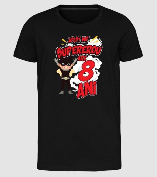 Acest mic supererou are 8 ani model negru pe tricou
