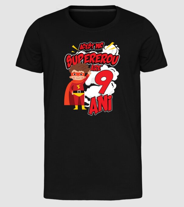Acest mic supererou are 9 ani model negru pe tricou