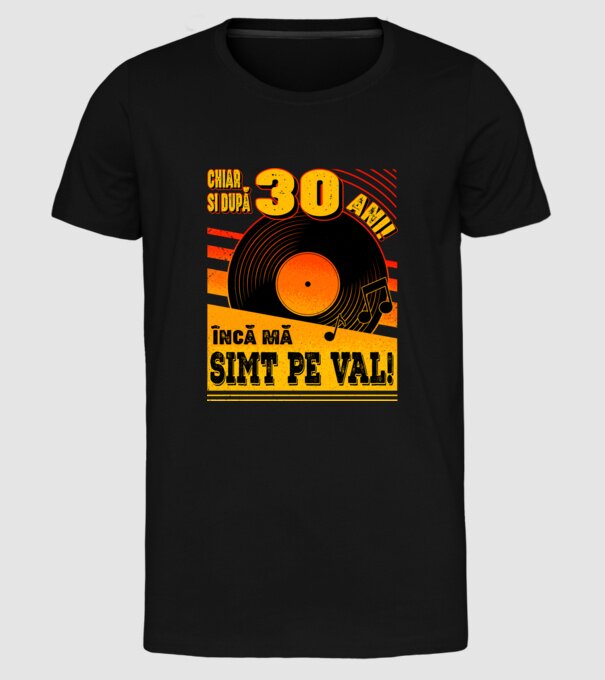 Încă mă simt pe val! 30 model negru pe tricou