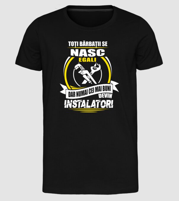 Toți bărbații se nasc egali instalatori model negru pe tricou