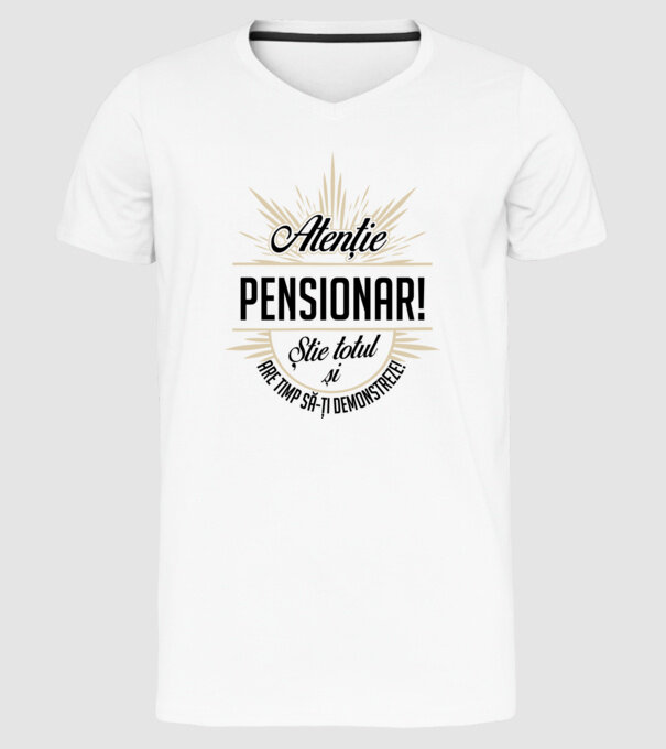 Atenție pensionar! Știe totul și are timp să-ți demonstreze! model alb pe tricou