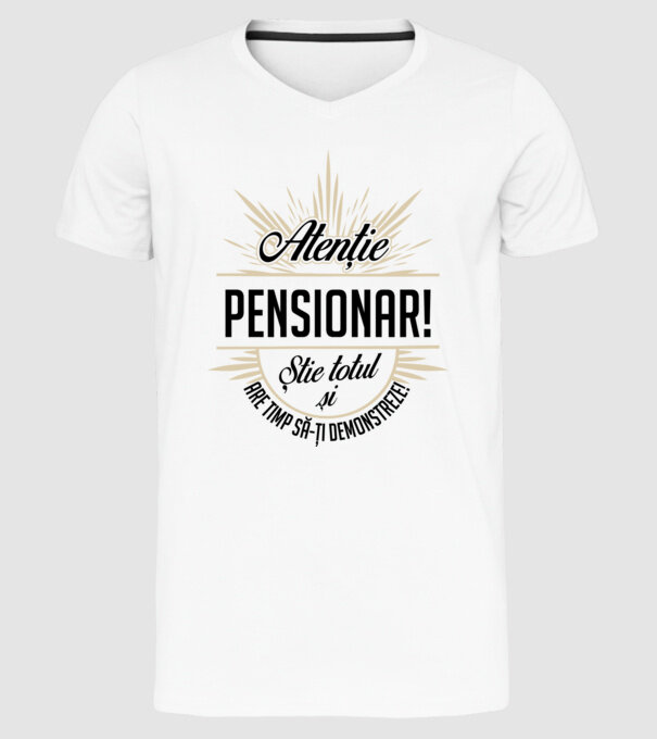Atenție pensionar! Știe totul și are timp să-ți demonstreze! model alb pe tricou
