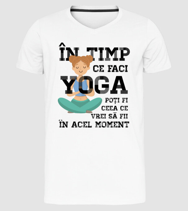 în timp ce faci yoga poți fi ceea ce vrei să fii - în acel moment model alb pe tricou