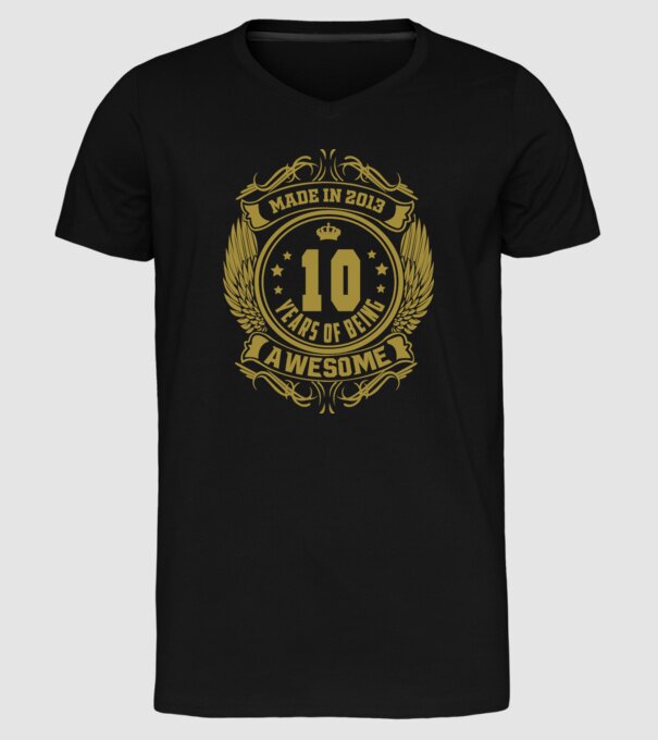 10 years of being awesome winged model negru pe tricou