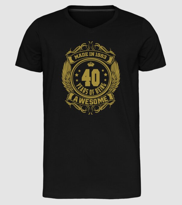 40 years of being awesome winged model negru pe tricou